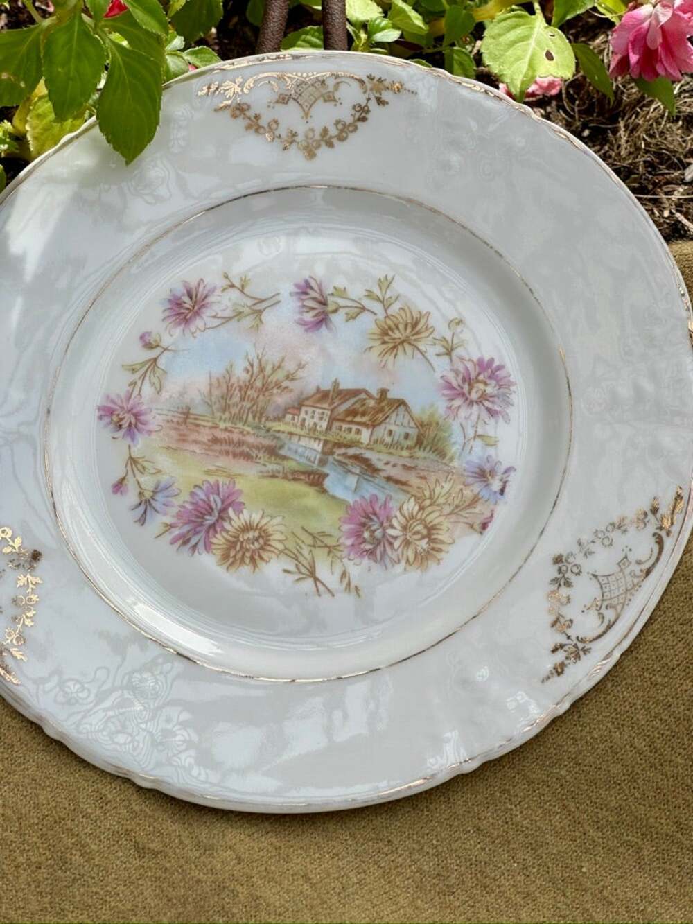 Vintage Cottage Scene Floral Decorative Plate Gold Trim 7.5 Inch